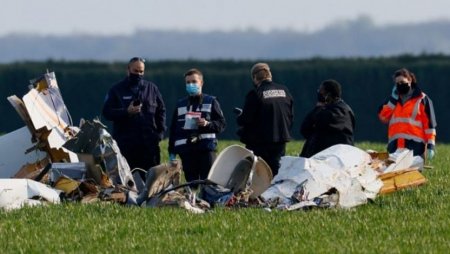 Paris'te uçak düştü: 4 ölü